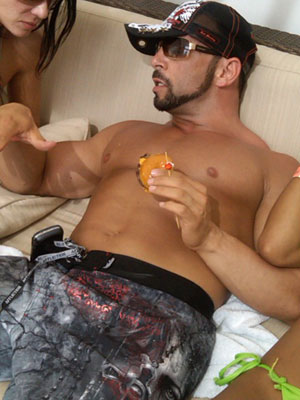 sam-kicks-back-in-lv